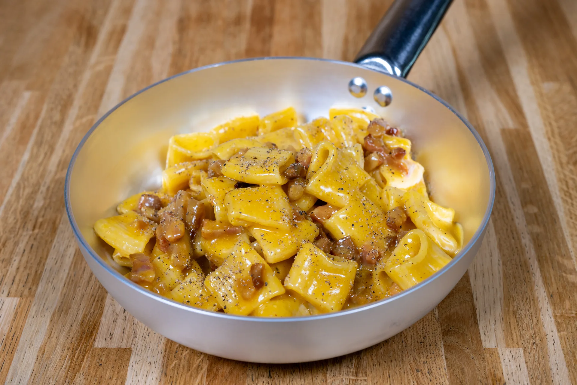 Pasta cremosa servita in padella da Benvenuto