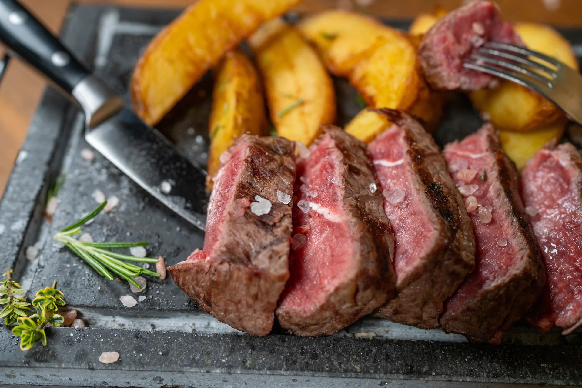 Tagliata di carne Benvenuto con patate e rosmarino