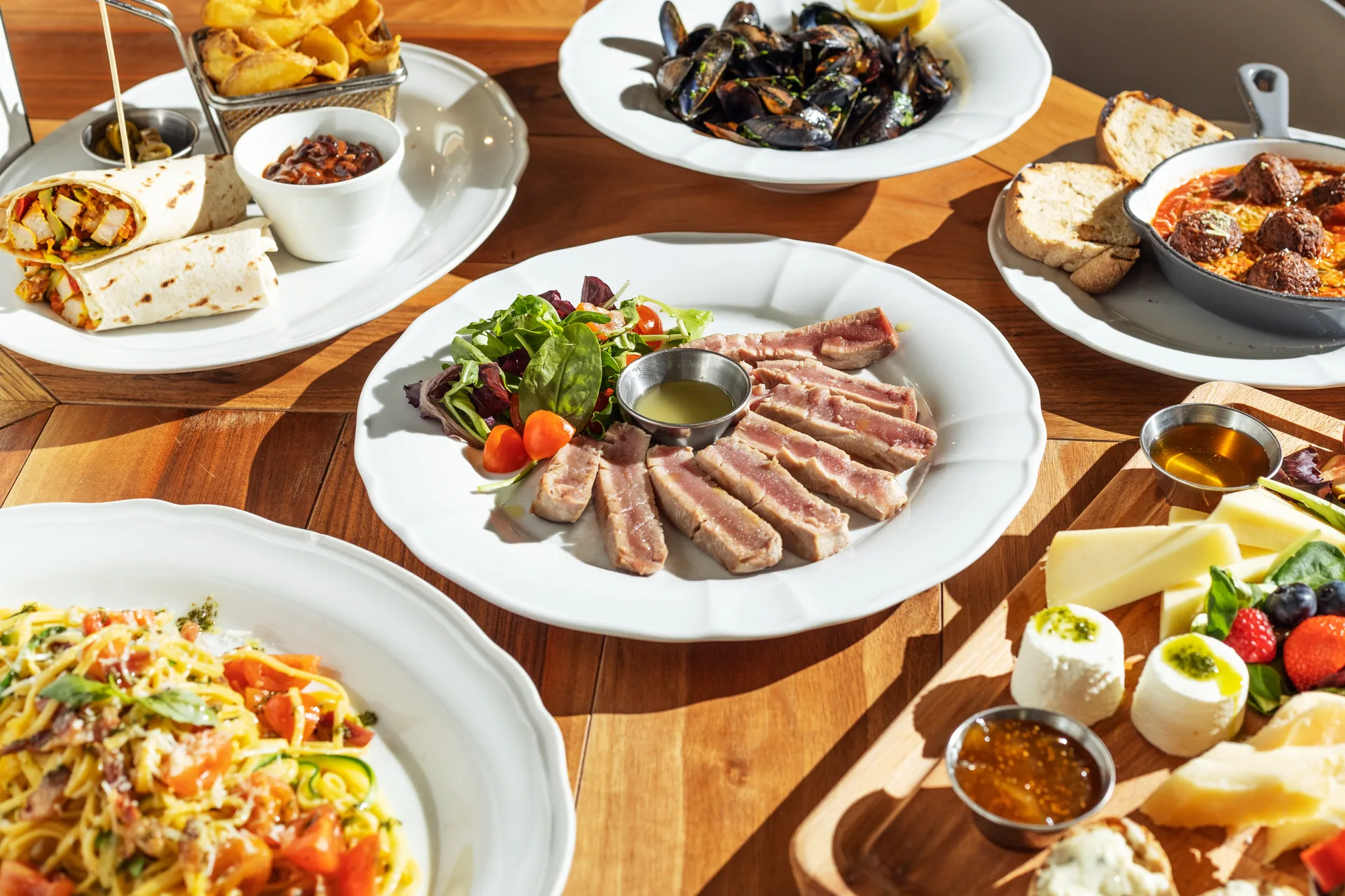 Primi, secondi e antipasti della cucina Benvenuto sulla tavola