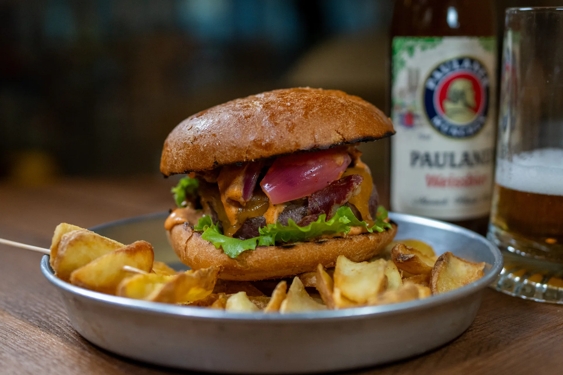Hamburger Benvenuto con patatine, pronto da gustare