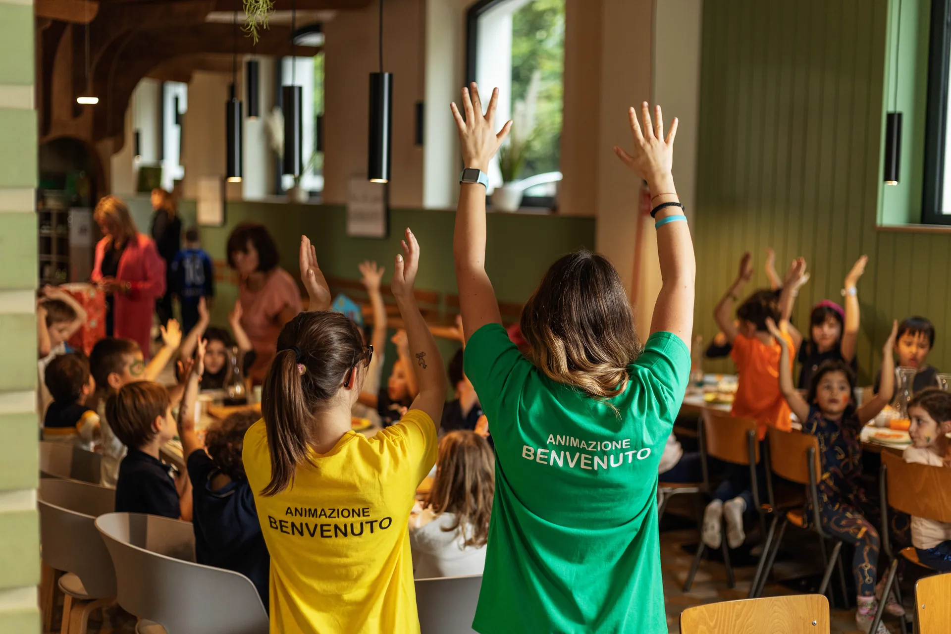 Animatrici Benvenuto coinvolgono i bambini nei giochi della festa