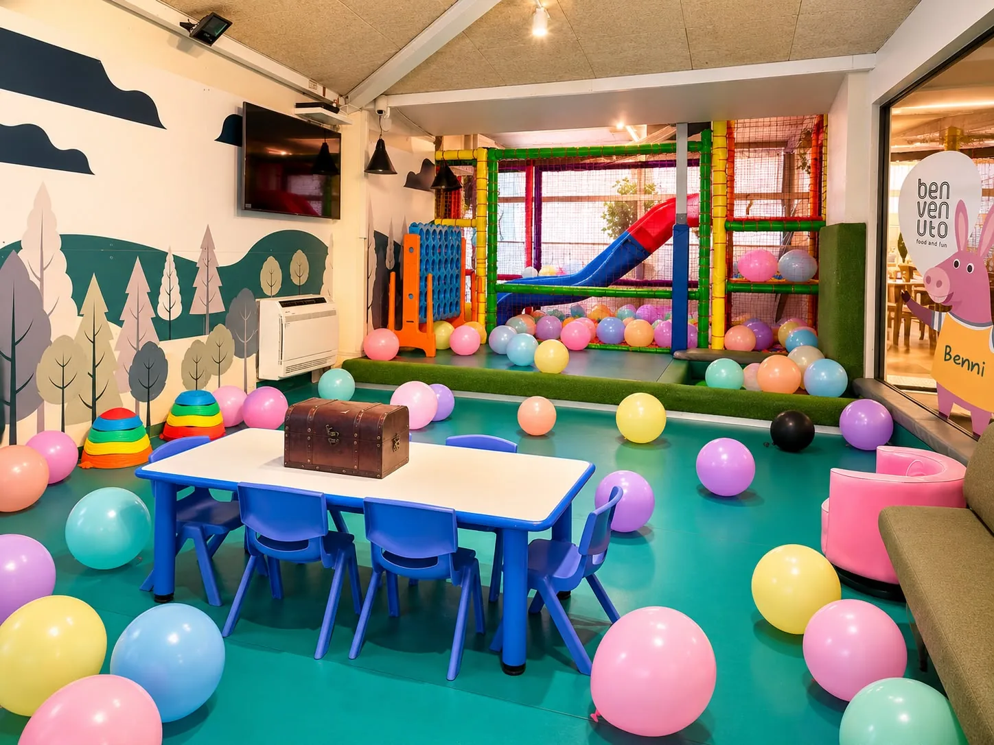 L’area bambini di Benvenuto Venaria con tavolini, giochi e palloncini