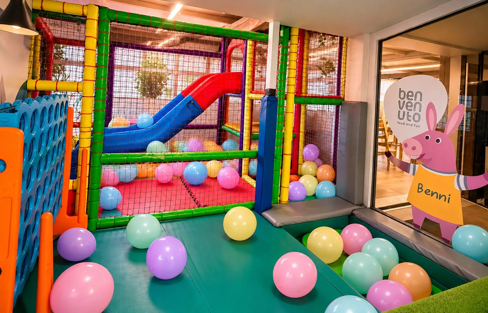 Lo scivolo e i giochi dell’area bambini di Benvenuto Venaria